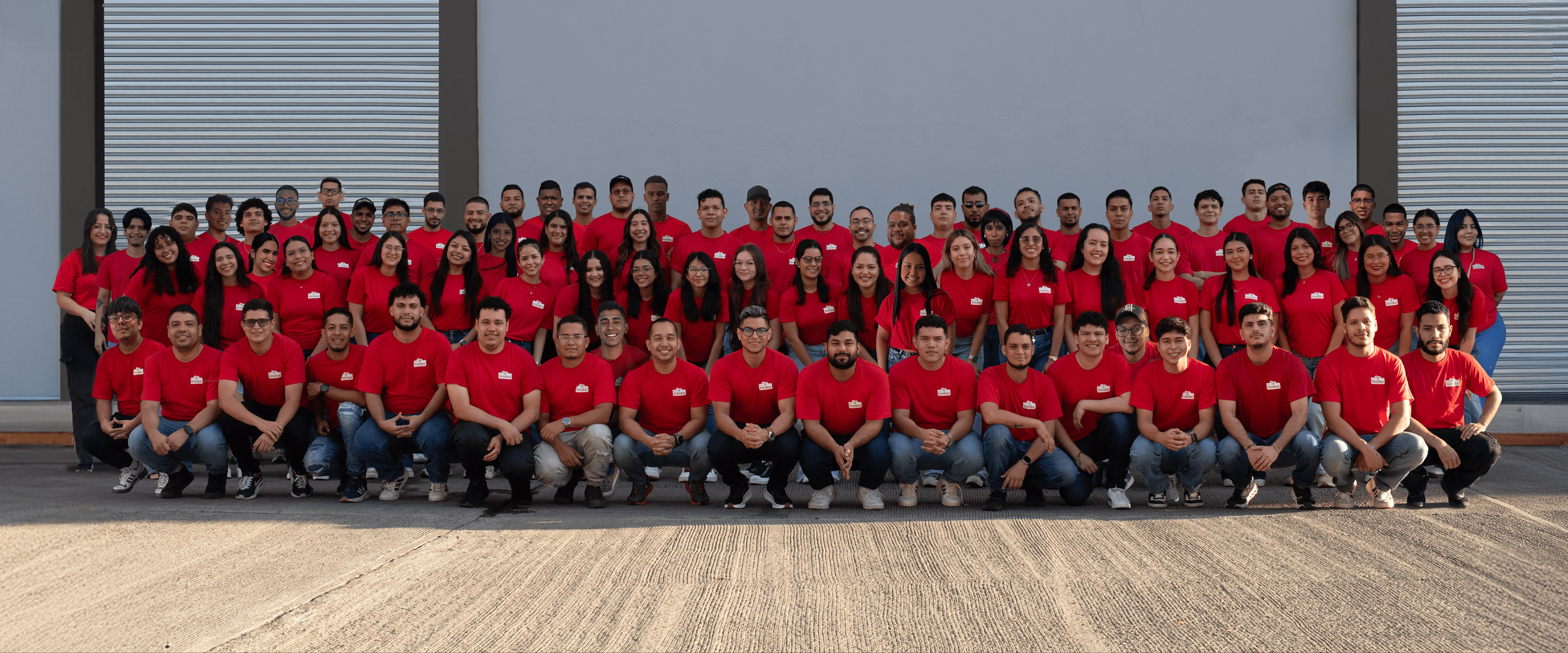 Equipo completo de RednBlue 2026 - Más de 100 colaboradores comprometidos con la excelencia en logística